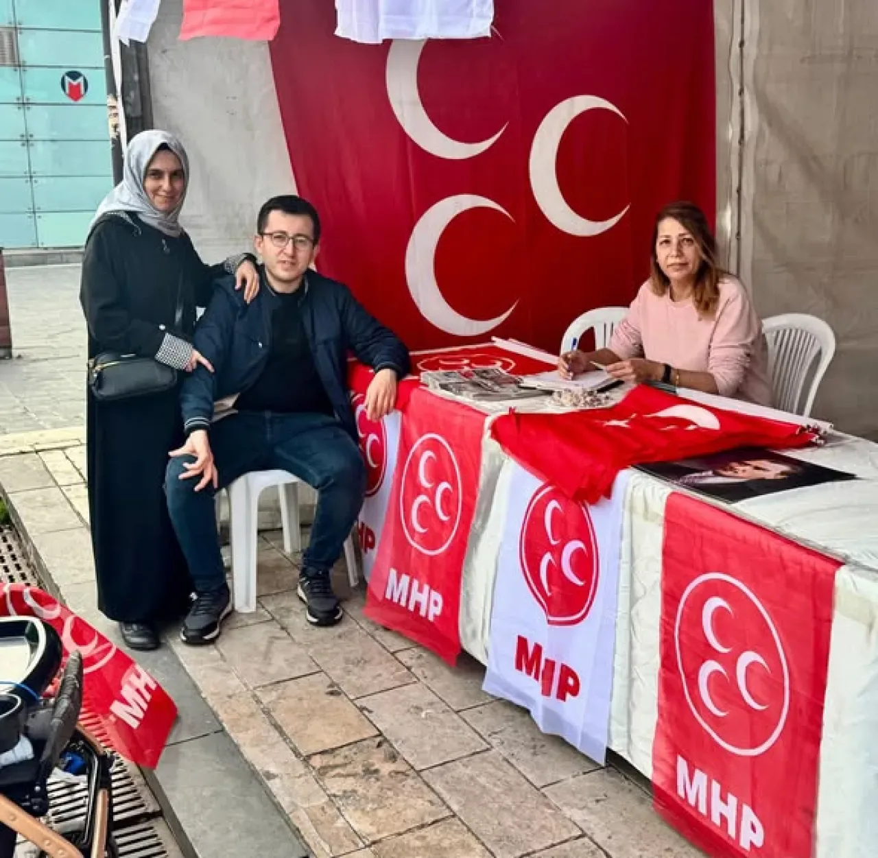 MHP Bağcılar'da Üye Kayıt Standı ile Hemşehrilerle Buluşuyor MHP Bağcılar'da Üye Kayıt Standı ile Hemşehrilerle Buluşuyor