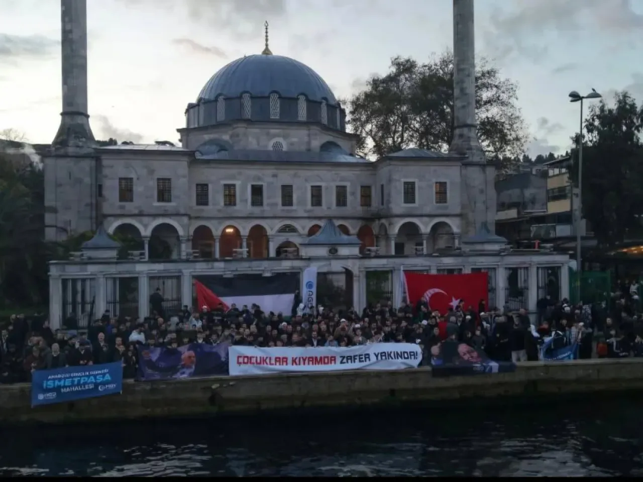 Bağcılar'da Baba Oğul Sabah Namazı Buluşması Gerçekleşti Bağcılar'da Baba Oğul Sabah Namazı Buluşması Gerçekleşti