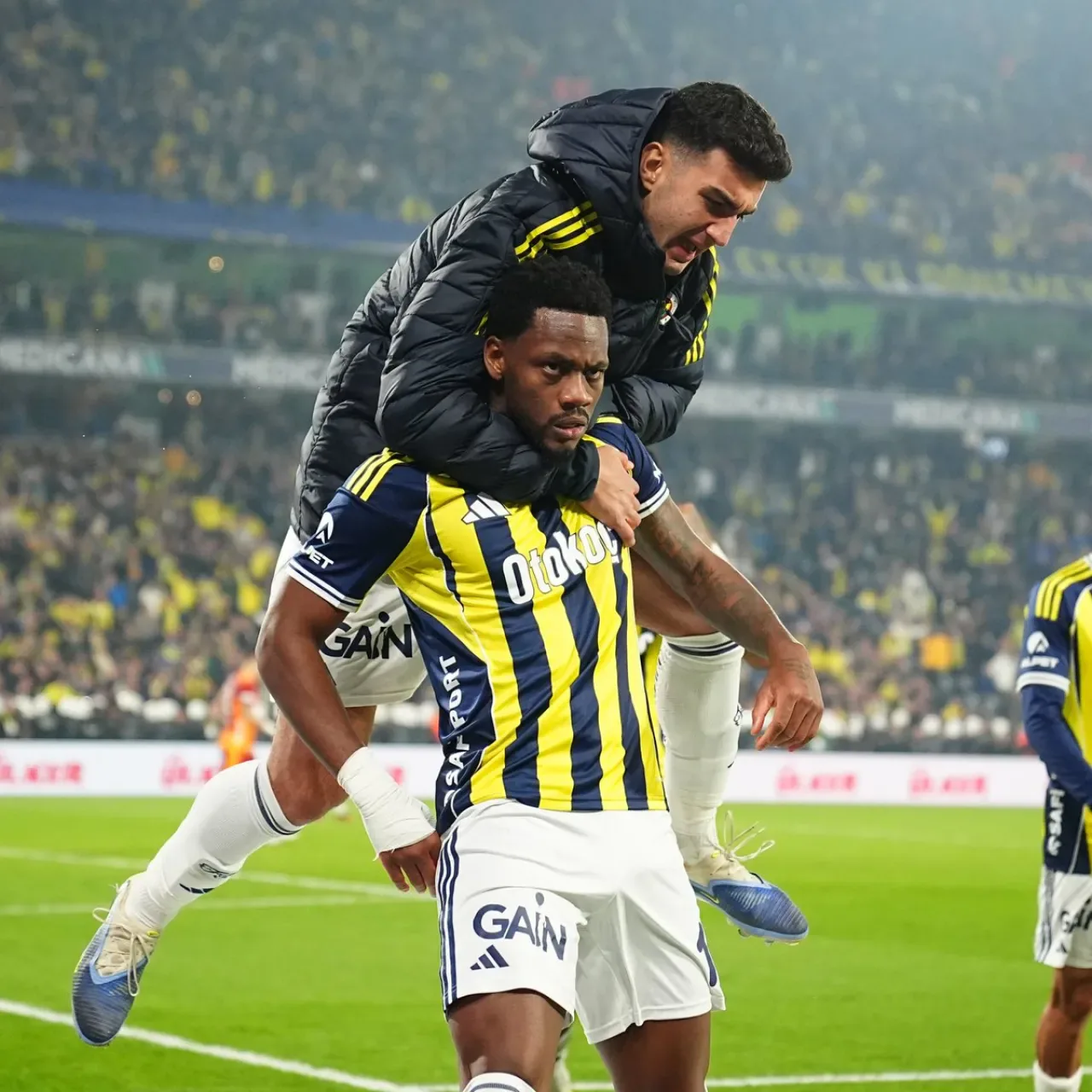 Jhon Duran: "Derbilerin Kahramanı Değilim, Sadece Takımıma Yardım Ediyorum" Jhon Duran: "Derbilerin Kahramanı Değilim, Sadece Takımıma Yardım Ediyorum"