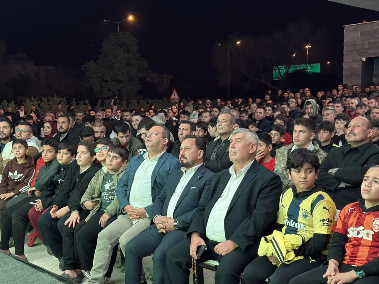 Galatasaray-Fenerbahçe Derbisi Adana Sarıçam'da Coşkuyla İzleni Galatasaray-Fenerbahçe Derbisi Adana Sarıçam'da Coşkuyla İzleni