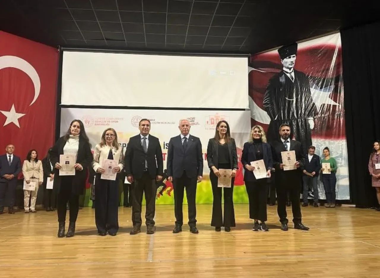 İstanbul'da Okul Spor Kulüpleri İçin Forma Dağıtım Töreni Düzenlendi İstanbul'da Okul Spor Kulüpleri İçin Forma Dağıtım Töreni Düzenlendi