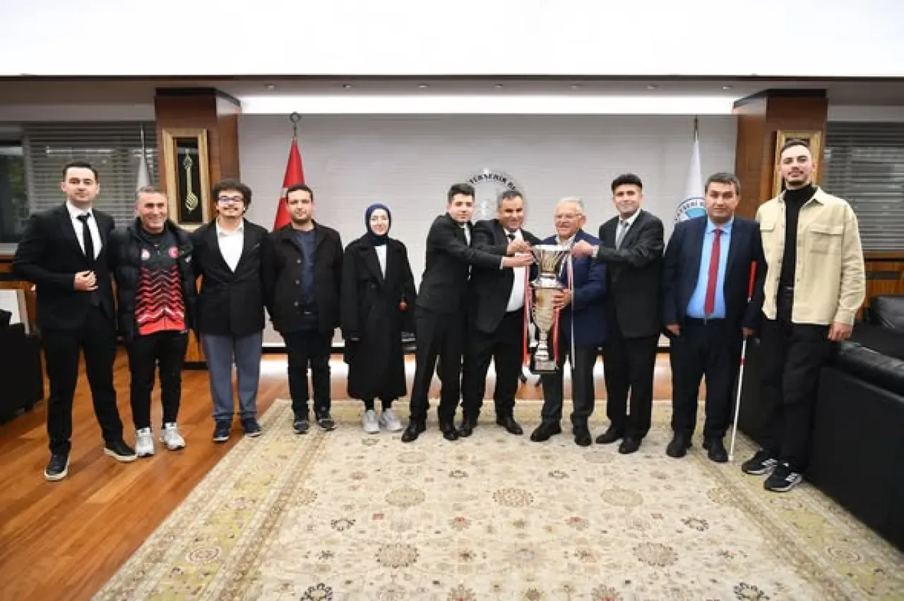 Kayseri Görme Engelliler Spor Kulübü, Şampiyonluk Kupasını Belediye Başkanı'na Sundu Kayseri Görme Engelliler Spor Kulübü, Şampiyonluk Kupasını Belediye Başkanı'na Sundu