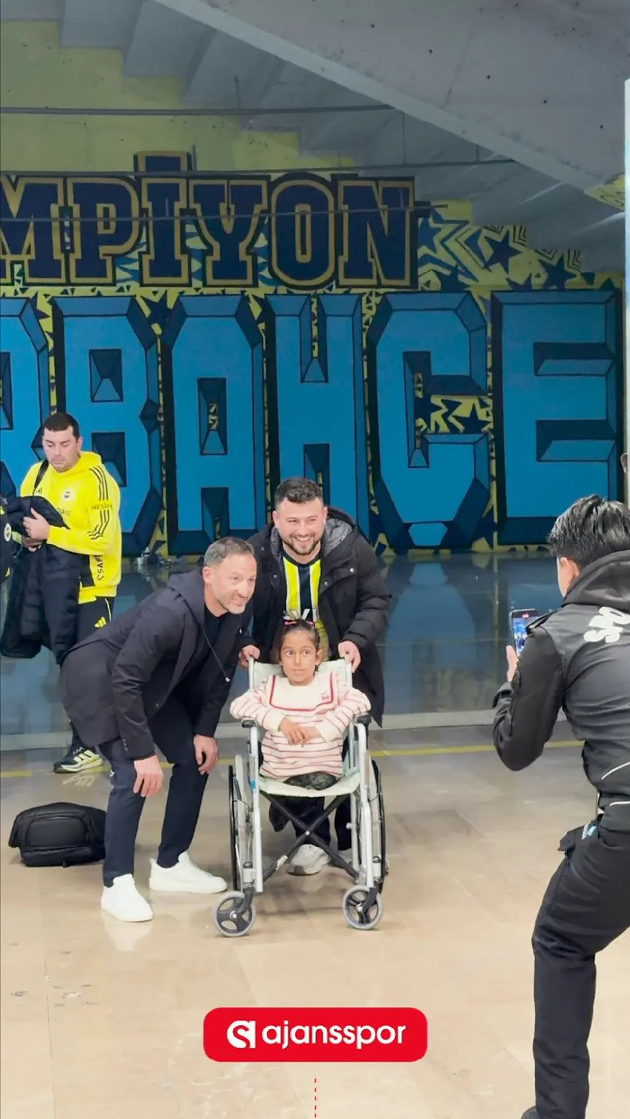 Fenerbahçe'nin Yeni Teknik Direktörü Tedesco'dan Depremzede Aileye Anlamlı Ziyaret Fenerbahçe'nin Yeni Teknik Direktörü Tedesco'dan Depremzede Aileye Anlamlı Ziyaret