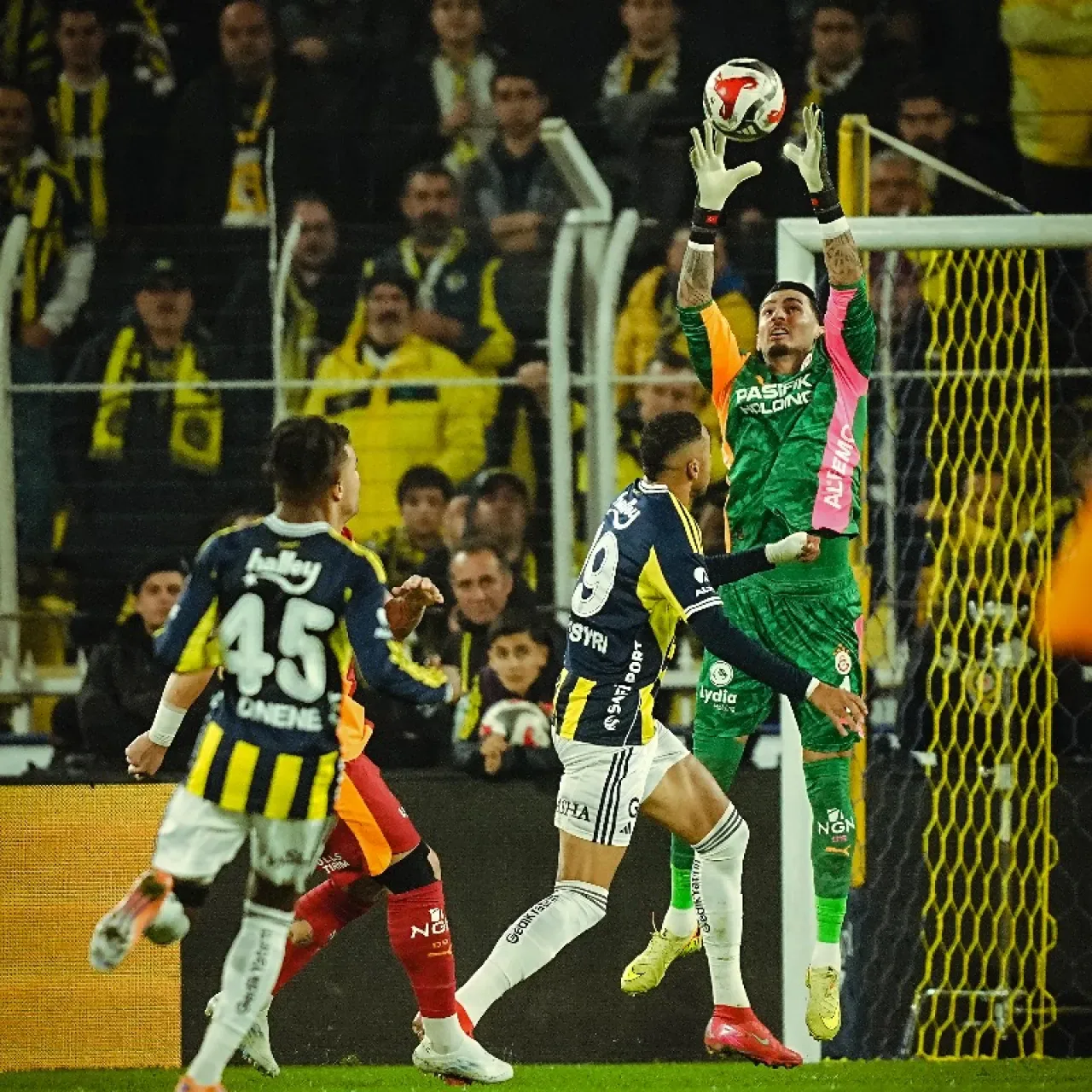 Galatasaray'da Derbi Sonrası Açıklamalar: Okan Buruk, Kazımcan Karataş, Leroy Sané ve Uğurcan Çakır Değerlendirdi Galatasaray'da Derbi Sonrası Açıklamalar: Okan Buruk, Kazımcan Karataş, Leroy Sané ve Uğurcan Çakır Değerlendirdi