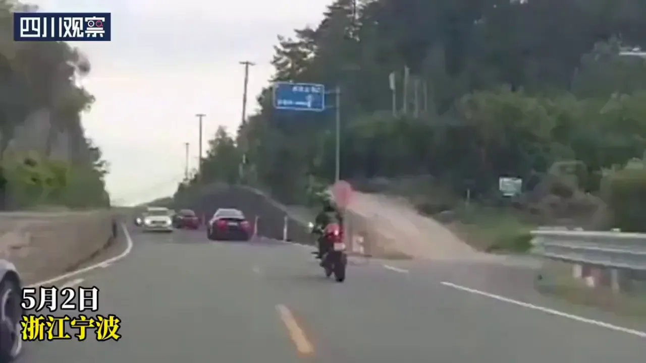 Çin'de Trafik Kazası: Makas Atarken Motosiklete Çarpan Sürücü, Yaralı Yerine Plakayı Değiştirmeye Çalıştı Çin'de Trafik Kazası: Makas Atarken Motosiklete Çarpan Sürücü, Yaralı Yerine Plakayı Değiştirmeye Çalıştı