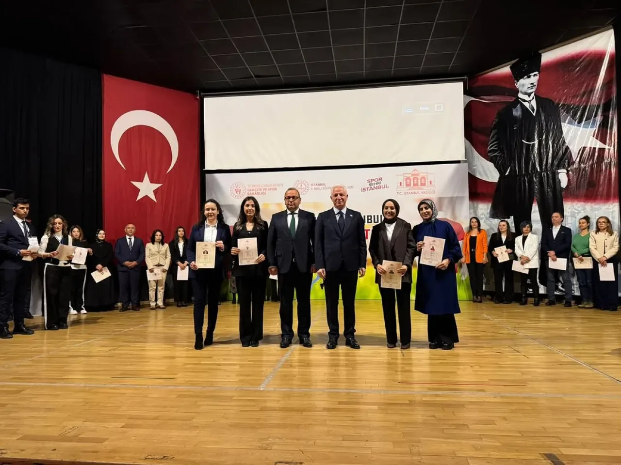 Esenyurt'ta Spor Şehri İstanbul Projesi Kapsamında Forma Dağıtım Töreni Düzenlendi Esenyurt'ta Spor Şehri İstanbul Projesi Kapsamında Forma Dağıtım Töreni Düzenlendi