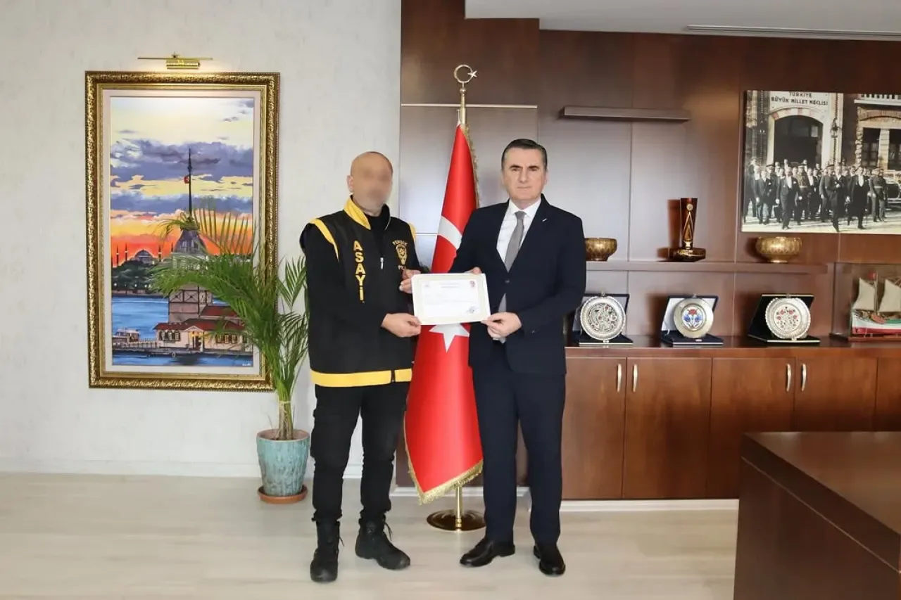 Pendik'te Aranan Şahıs Operasyonu: 70 Yıllık Cezalı Firari Yakalandı Pendik'te Aranan Şahıs Operasyonu: 70 Yıllık Cezalı Firari Yakalandı