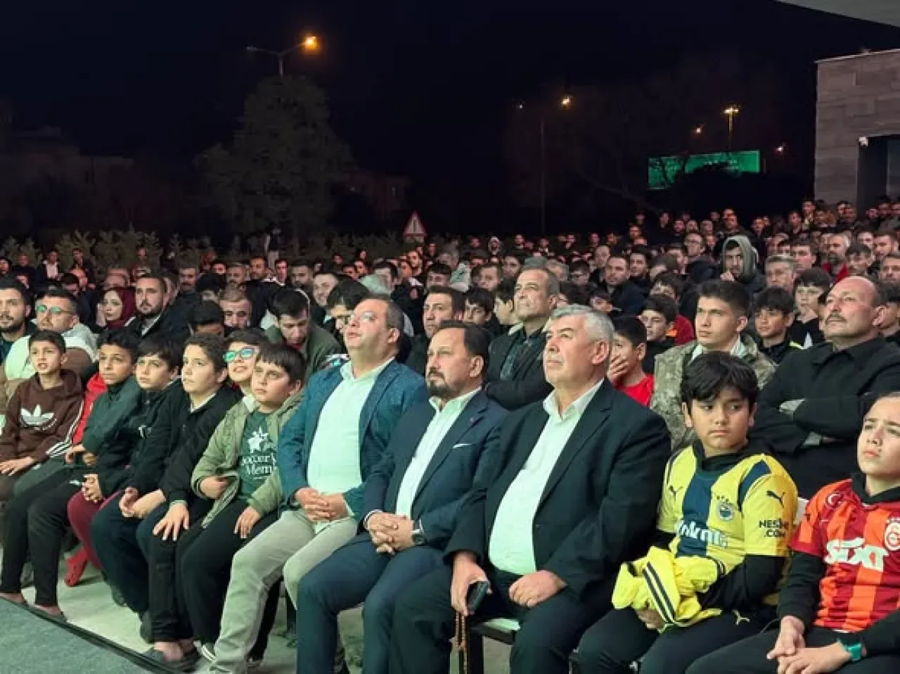 Galatasaray-Fenerbahçe Derbisi Sarıçam'da Coşkuyla İzlenildi Galatasaray-Fenerbahçe Derbisi Sarıçam'da Coşkuyla İzlenildi