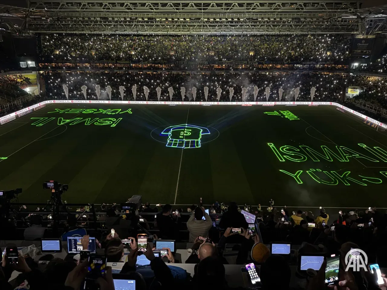 Fenerbahçe'de Saha Zeminine Yansıtılan Oyuncu İsimleri Taraftarlardan Büyük Beğeni Topladı Fenerbahçe'de Saha Zeminine Yansıtılan Oyuncu İsimleri Taraftarlardan Büyük Beğeni Topladı