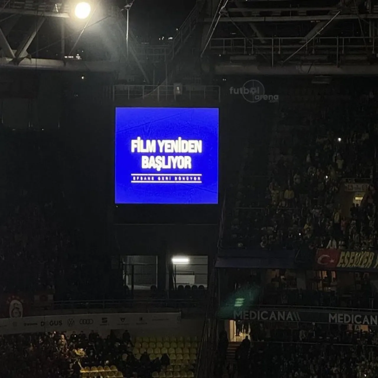 Fenerbahçe Derbi Öncesi Kadıköy'de Anlamlı Mesaj: "Film Yeniden Başlıyor" Fenerbahçe Derbi Öncesi Kadıköy'de Anlamlı Mesaj: "Film Yeniden Başlıyor"