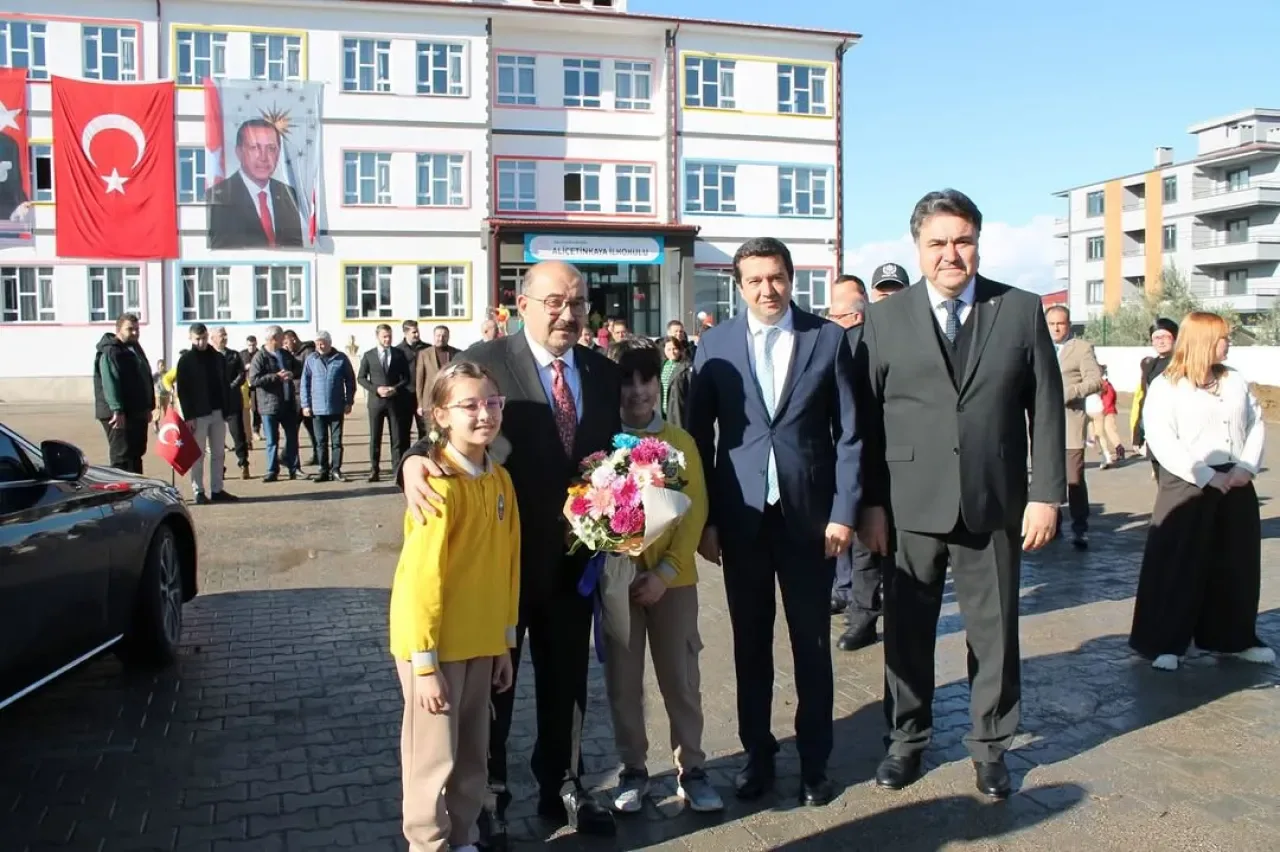 Balıkesir Valisi Ustaoğlu, Havran'da Yeni Açılan Ali Çetinkaya İlkokulu'nu Ziyaret Etti Balıkesir Valisi Ustaoğlu, Havran'da Yeni Açılan Ali Çetinkaya İlkokulu'nu Ziyaret Etti