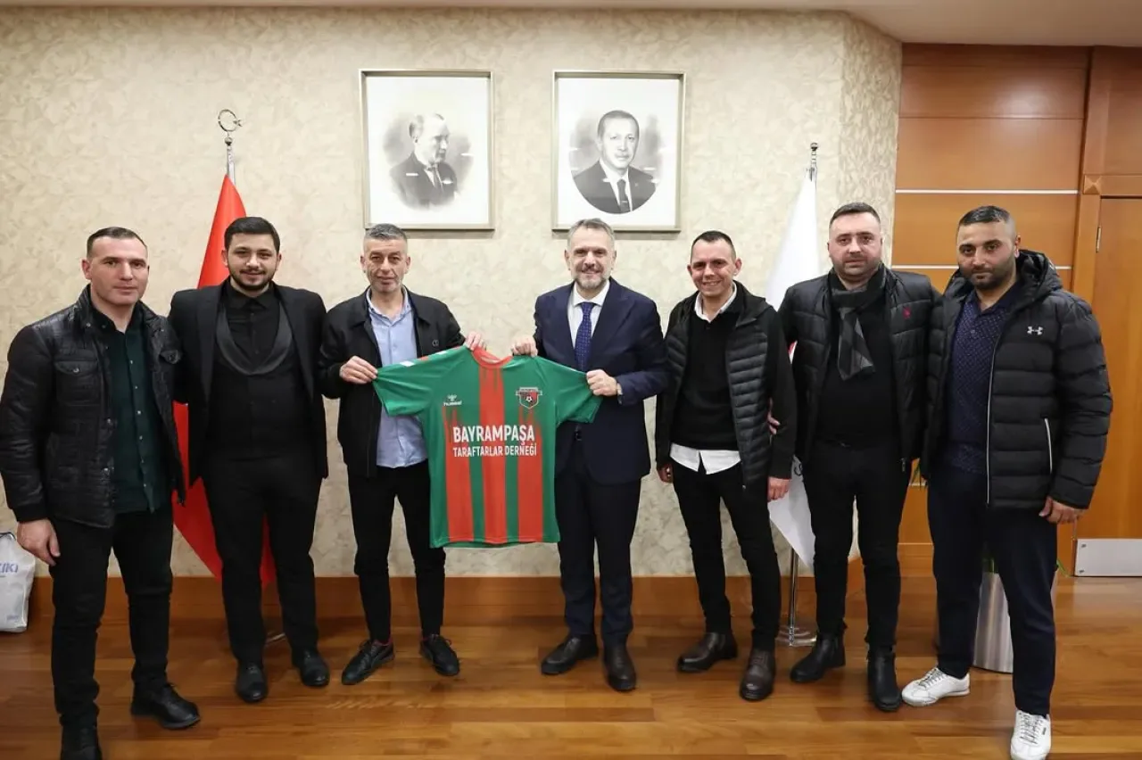 Bayrampaşa Taraftarlar Derneği'nden Belediye Başkan Vekili İbrahim Akın'a Ziyaret Bayrampaşa Taraftarlar Derneği'nden Belediye Başkan Vekili İbrahim Akın'a Ziyaret