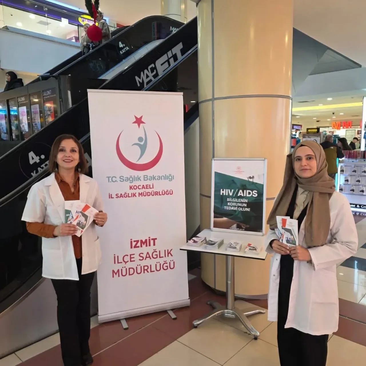 İzmit'te 1 Aralık Dünya AIDS Günü'nde Farkındalık Çalışması İzmit'te 1 Aralık Dünya AIDS Günü'nde Farkındalık Çalışması