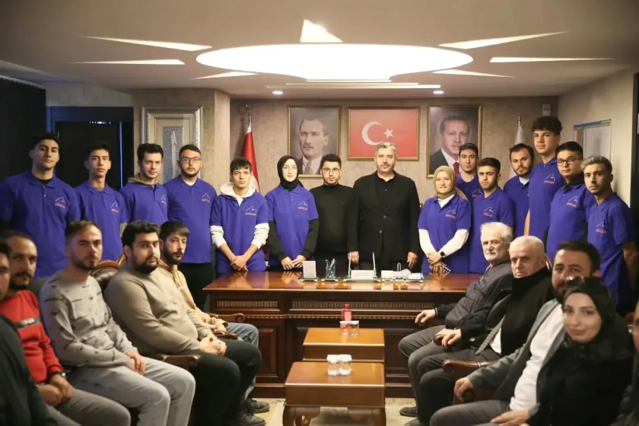 AK Parti Sincan İlçe Başkanı Mustafa Özcan, Gençlerle Buluştu AK Parti Sincan İlçe Başkanı Mustafa Özcan, Gençlerle Buluştu