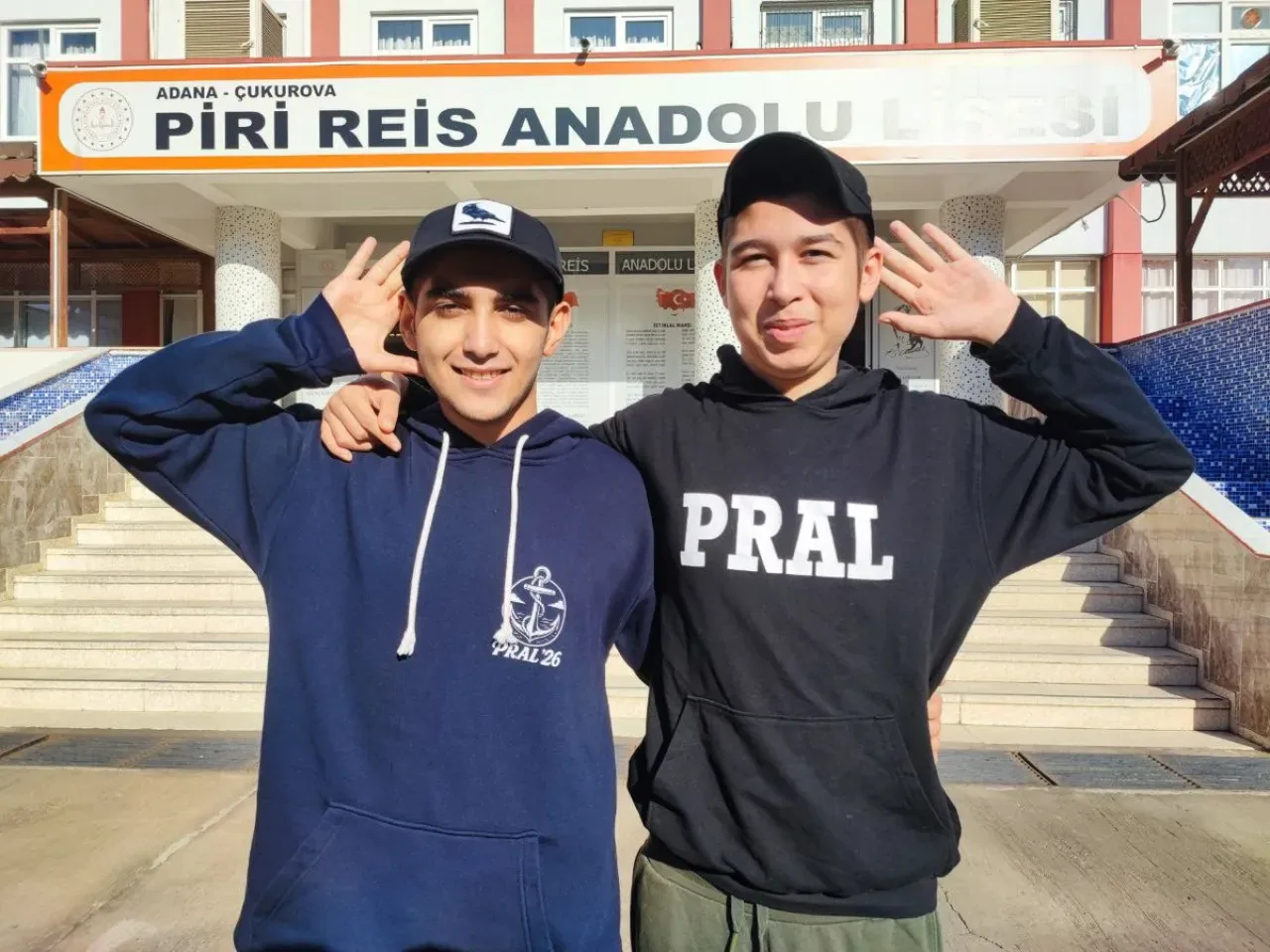 Adana'da Kanseri Yenen İki Öğrenci Okullarına Döndü Adana'da Kanseri Yenen İki Öğrenci Okullarına Döndü