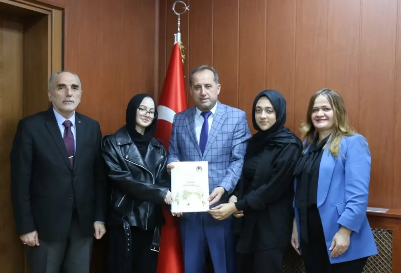 Evliya Çelebi Kız AİHL Öğrencilerinden Çevre Bilinci Dergisi: EKOSFER Evliya Çelebi Kız AİHL Öğrencilerinden Çevre Bilinci Dergisi: EKOSFER