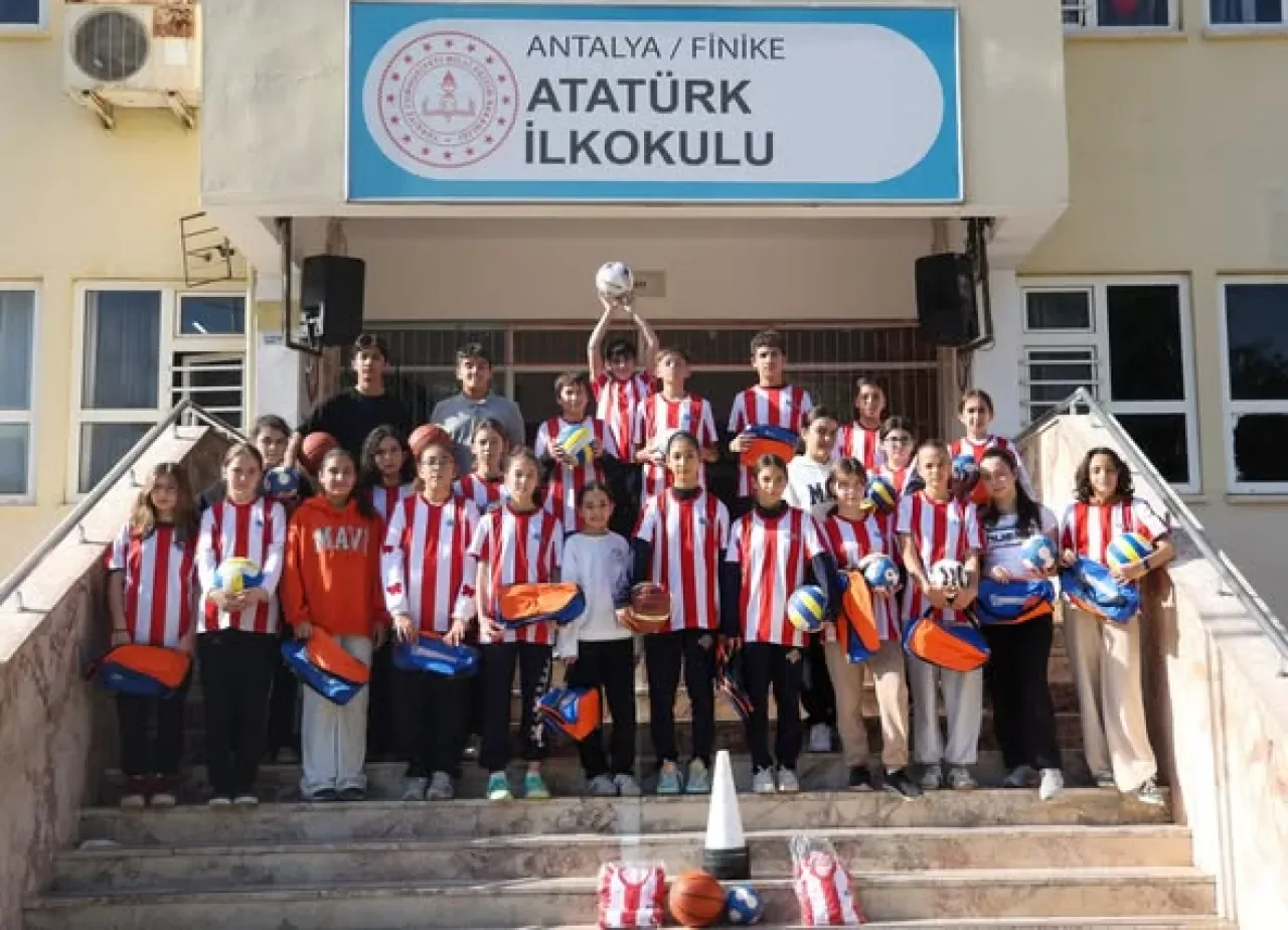 Antalya Büyükşehir Belediyesi, 19 İlçedeki Okullara Spor Malzemesi Desteği Sağladı Antalya Büyükşehir Belediyesi, 19 İlçedeki Okullara Spor Malzemesi Desteği Sağladı