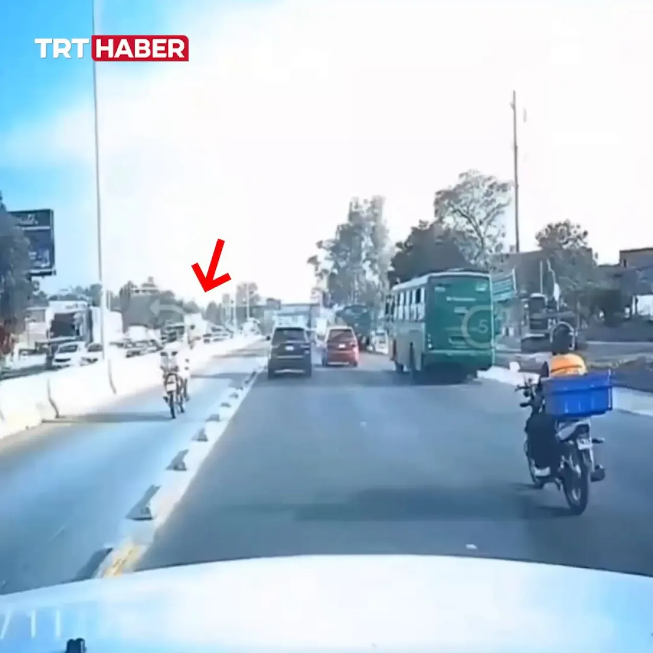 Meksika'da Motosiklet Sürücüsünün Şerit İhlali Korku Dolu Anlara Yol Açtı Meksika'da Motosiklet Sürücüsünün Şerit İhlali Korku Dolu Anlara Yol Açtı