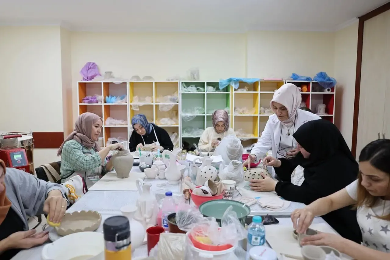 Bağcılar'da Seramik Kursu ile Sanat ve Sosyalleşme İmkanı Bağcılar'da Seramik Kursu ile Sanat ve Sosyalleşme İmkanı