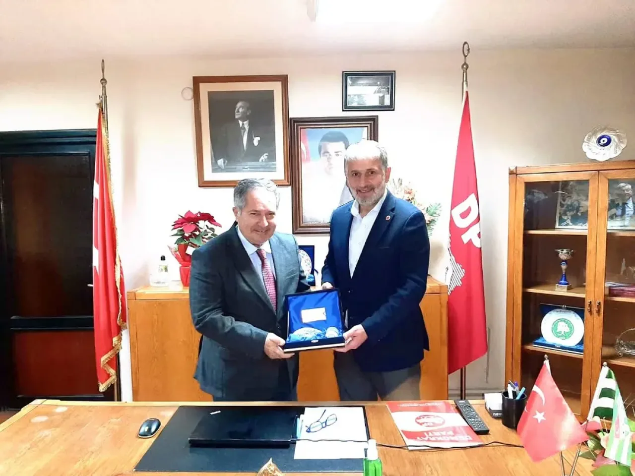 Saadet Partisi Bursa İl Başkanı Hamza Gürsel'den Demokrat Parti'ye Hayırlı Olsun Ziyareti Saadet Partisi Bursa İl Başkanı Hamza Gürsel'den Demokrat Parti'ye Hayırlı Olsun Ziyareti