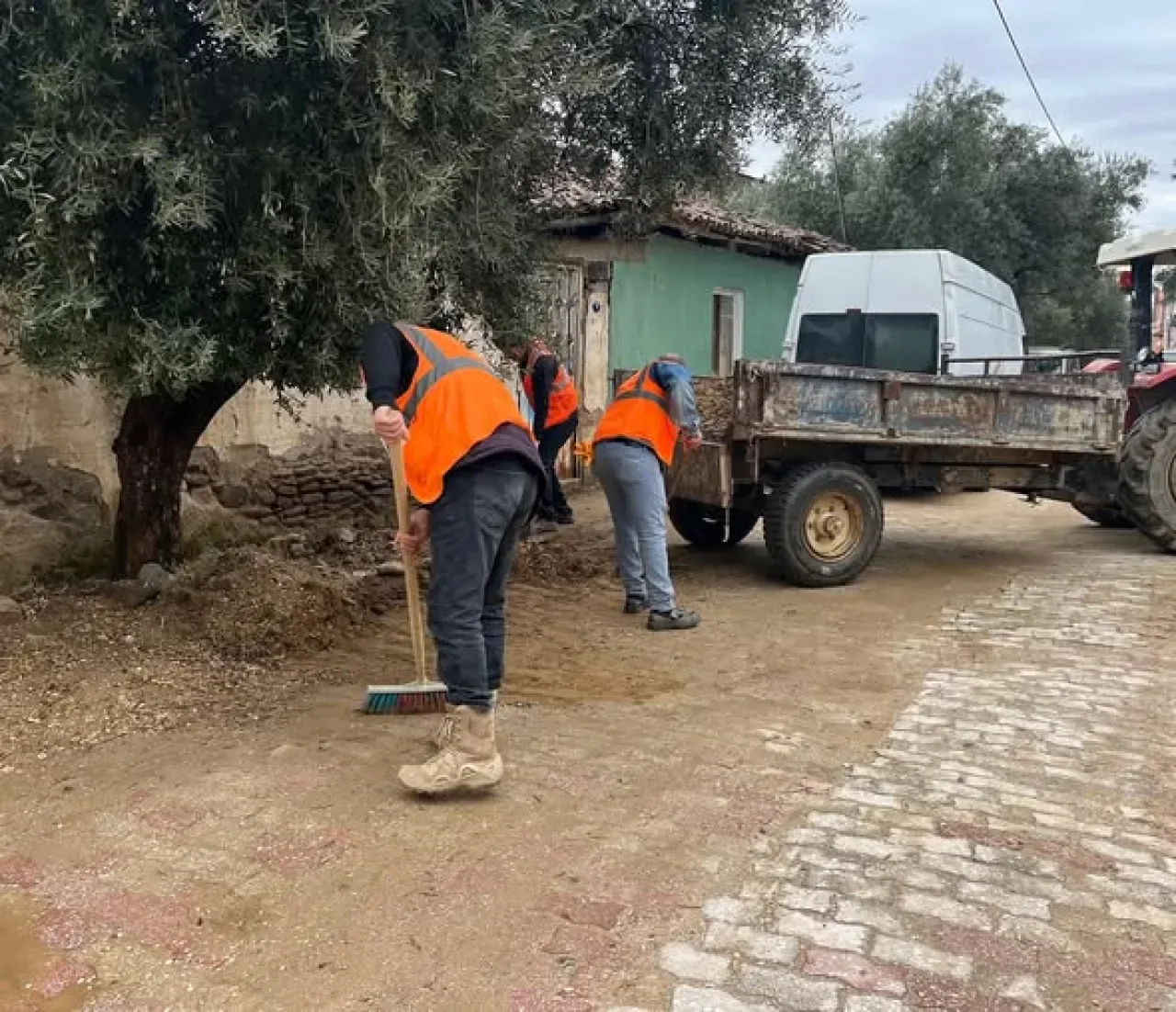 İzmir Kiraz'da Yeni Mahalle'de Genel Temizlik Seferberliği İzmir Kiraz'da Yeni Mahalle'de Genel Temizlik Seferberliği