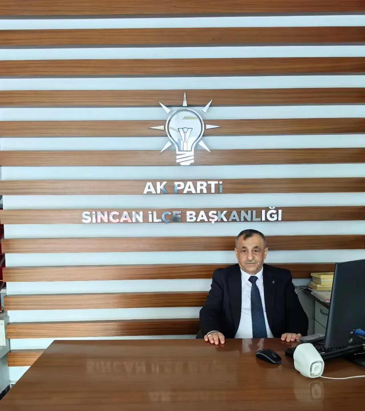 AK Parti Sincan İlçe Başkanlığı'nda Yönetim Kurulu Üyesi Vatandaşları Bekliyor AK Parti Sincan İlçe Başkanlığı'nda Yönetim Kurulu Üyesi Vatandaşları Bekliyor