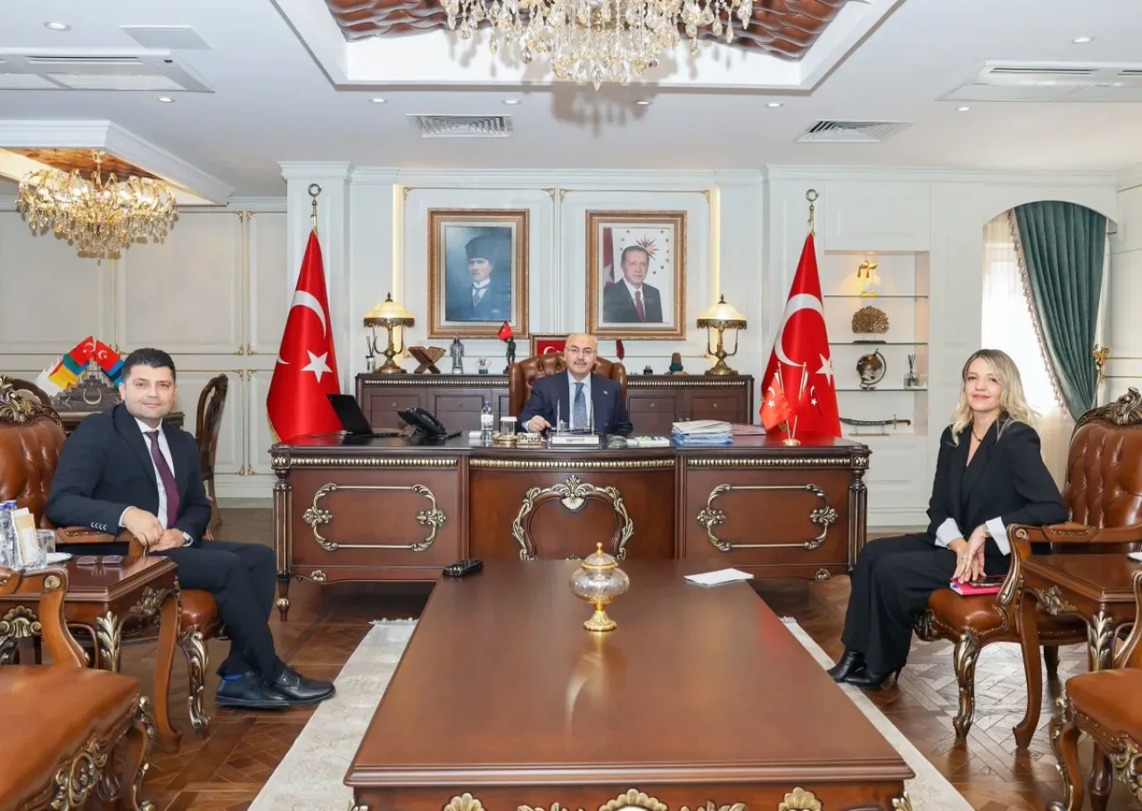 Adana Valisi, İş Bankası Şube Müdürlerini Kabul Etti Adana Valisi, İş Bankası Şube Müdürlerini Kabul Etti