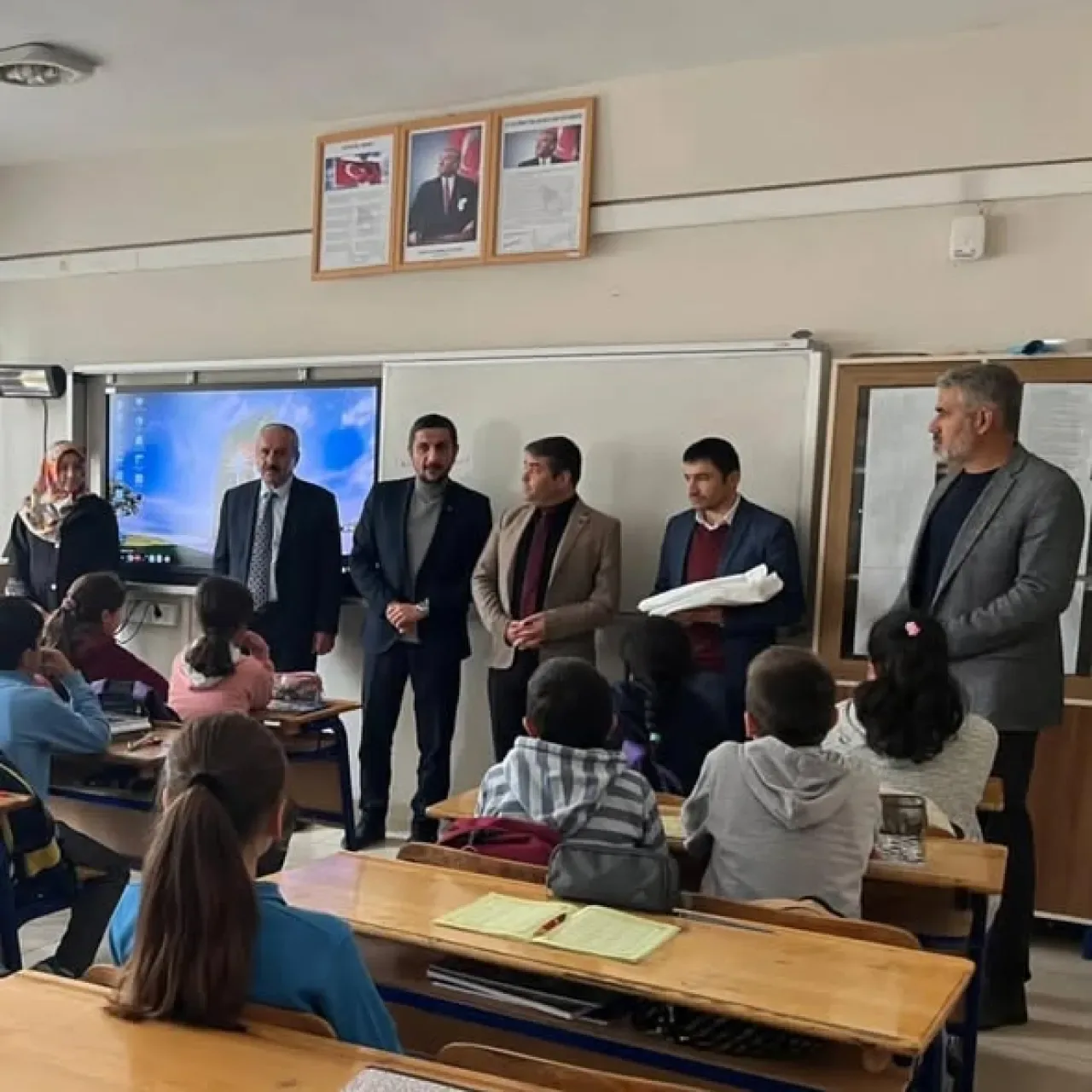Elbistan'da Öğrencilere "Kur'an-ı Kerim" Dersini Seçmeleri Dolayısıyla Hediye Kitap Elbistan'da Öğrencilere "Kur'an-ı Kerim" Dersini Seçmeleri Dolayısıyla Hediye Kitap
