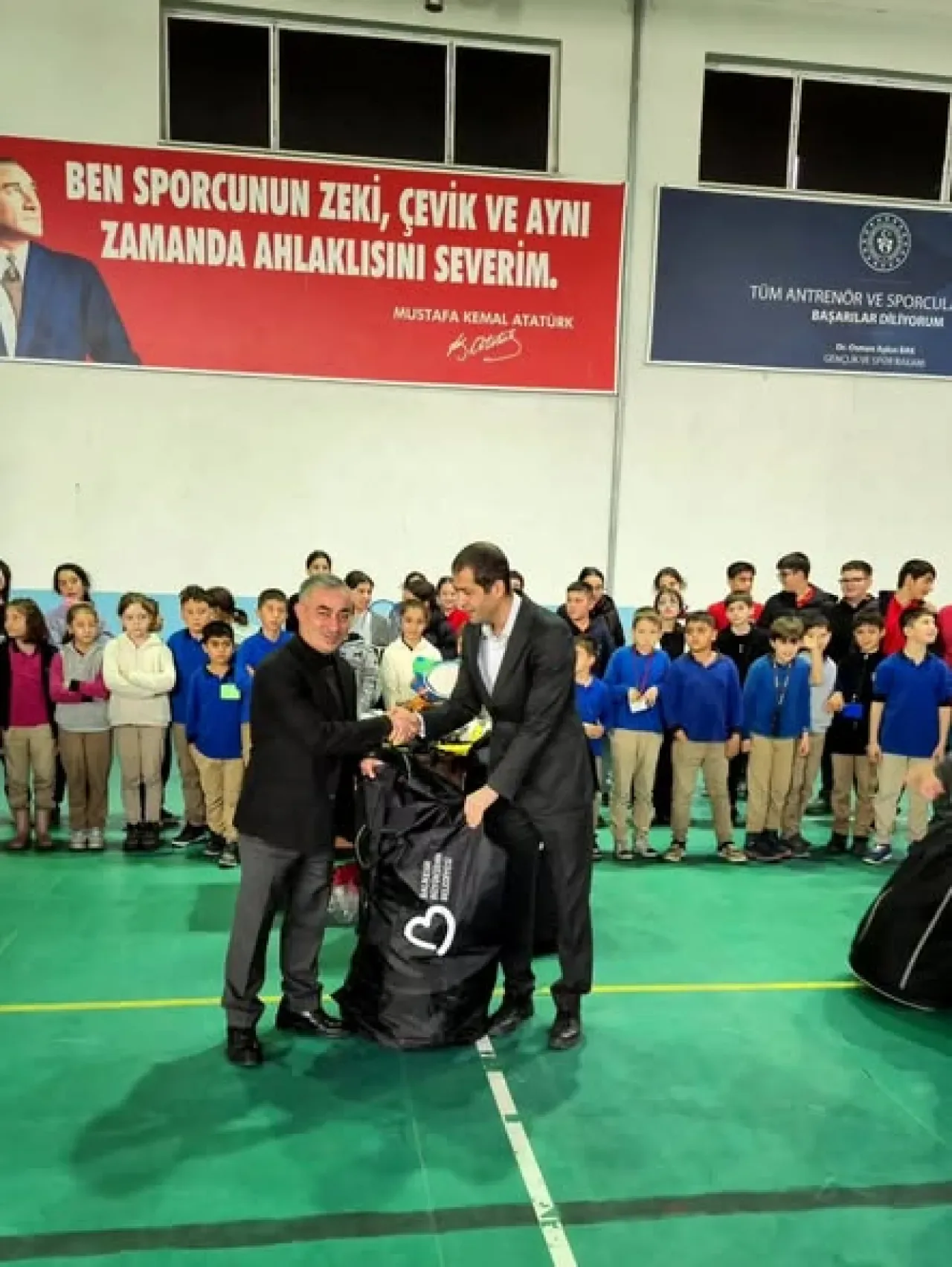 Manyas Gençlik Merkezi'ne Spor Malzemesi Desteği Manyas Gençlik Merkezi'ne Spor Malzemesi Desteği