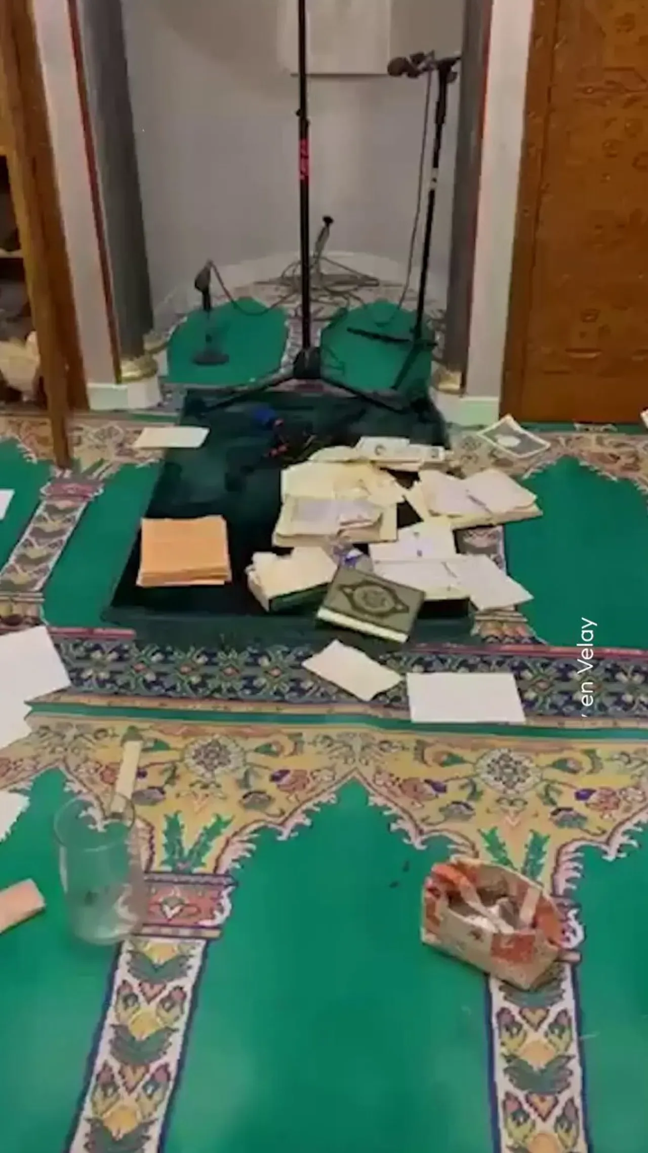 Fransa'da Camiye Yapılan Saldırıda Kur'an-ı Kerim Nüshaları Yırtıldı Fransa'da Camiye Yapılan Saldırıda Kur'an-ı Kerim Nüshaları Yırtıldı