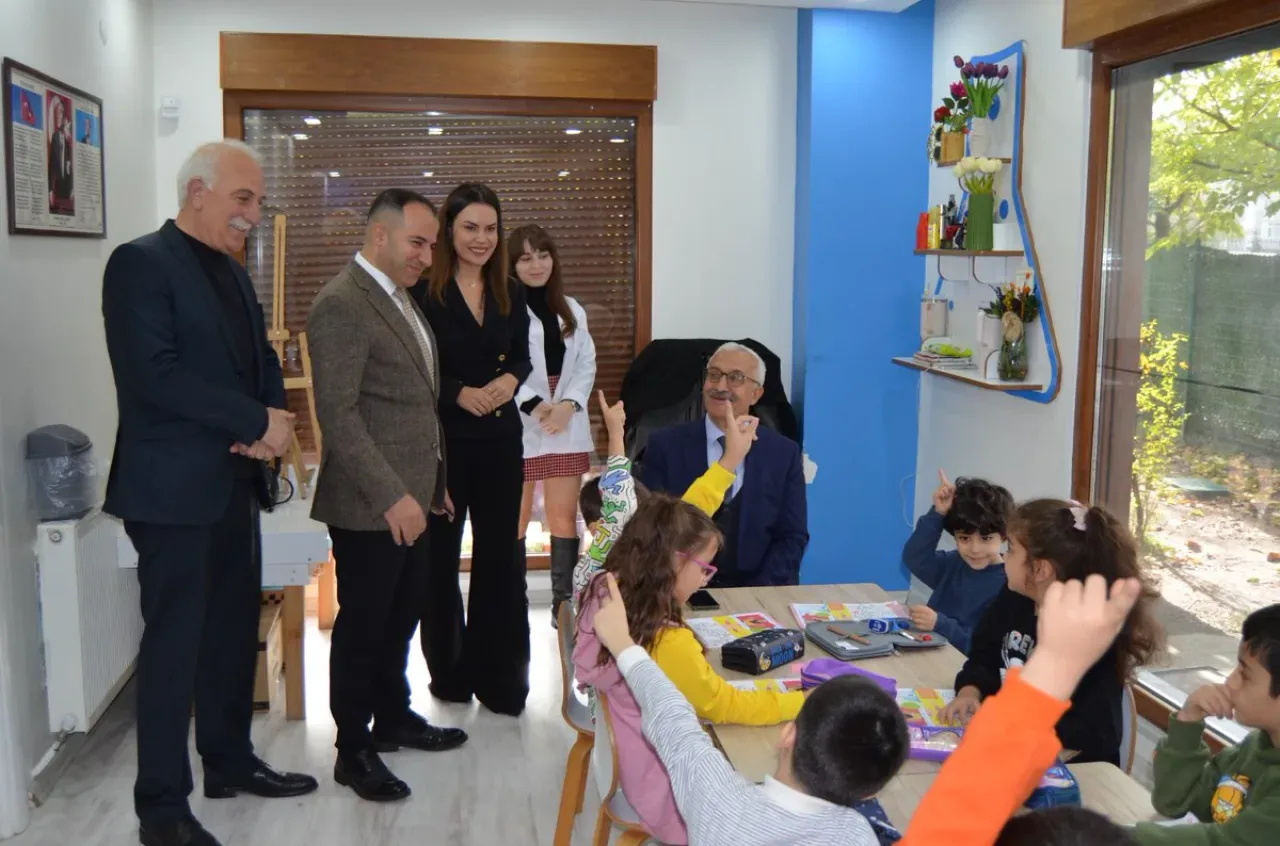 Gebze Kaymakamı Mehmet A. Özyiğit, Özelsin Koleji'ni Ziyaret Etti Gebze Kaymakamı Mehmet A. Özyiğit, Özelsin Koleji'ni Ziyaret Etti