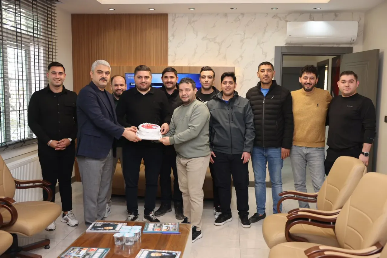 Pozantı Ülkü Ocakları Başkanı'nın Belediye Başkanı Ali Avan'a Sürpriz Doğum Günü Ziyareti Pozantı Ülkü Ocakları Başkanı'nın Belediye Başkanı Ali Avan'a Sürpriz Doğum Günü Ziyareti