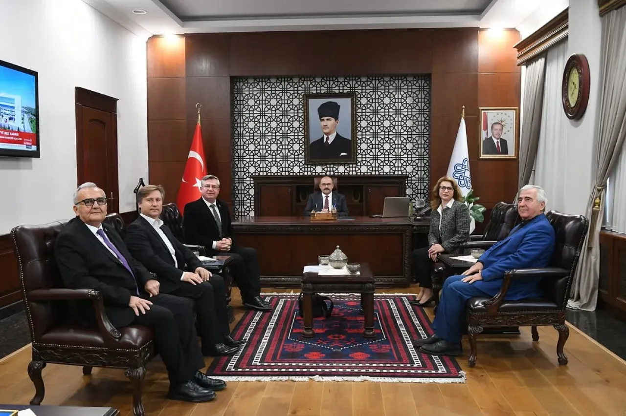 Balıkesir Kent Konseyi Başkanı ve İlçe Temsilcileri Vali Ustaoğlu'nu Ziyaret Etti Balıkesir Kent Konseyi Başkanı ve İlçe Temsilcileri Vali Ustaoğlu'nu Ziyaret Etti