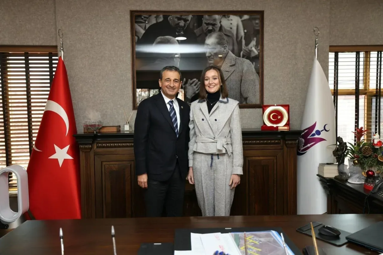 CHP'li Burhanettin Bulut, Manisa'daki Belediye Başkanı Gülşah Durbay'a Geçmiş Olsun Mesajı Yayımladı CHP'li Burhanettin Bulut, Manisa'daki Belediye Başkanı Gülşah Durbay'a Geçmiş Olsun Mesajı Yayımladı