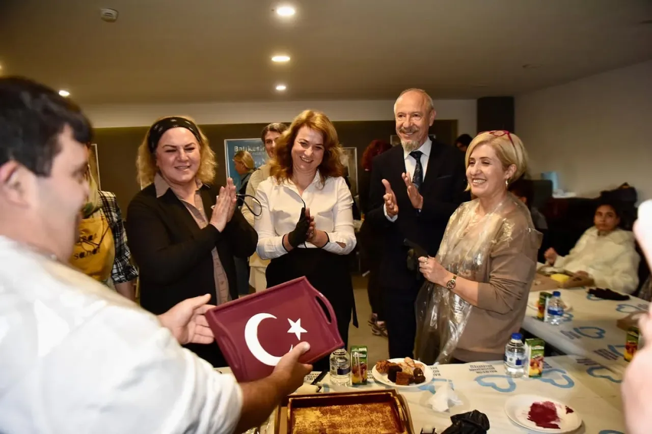 Altıeylül Belediyesi Dünya Engelliler Günü'nde Ahşap Boyama Atölyesi Düzenledi Altıeylül Belediyesi Dünya Engelliler Günü'nde Ahşap Boyama Atölyesi Düzenledi