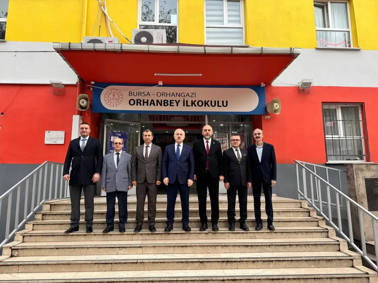 Bursa Orhangazi'de Okul Ziyareti: Kaymakam ve Belediye Başkanı Öğrencilerle Buluştu Bursa Orhangazi'de Okul Ziyareti: Kaymakam ve Belediye Başkanı Öğrencilerle Buluştu