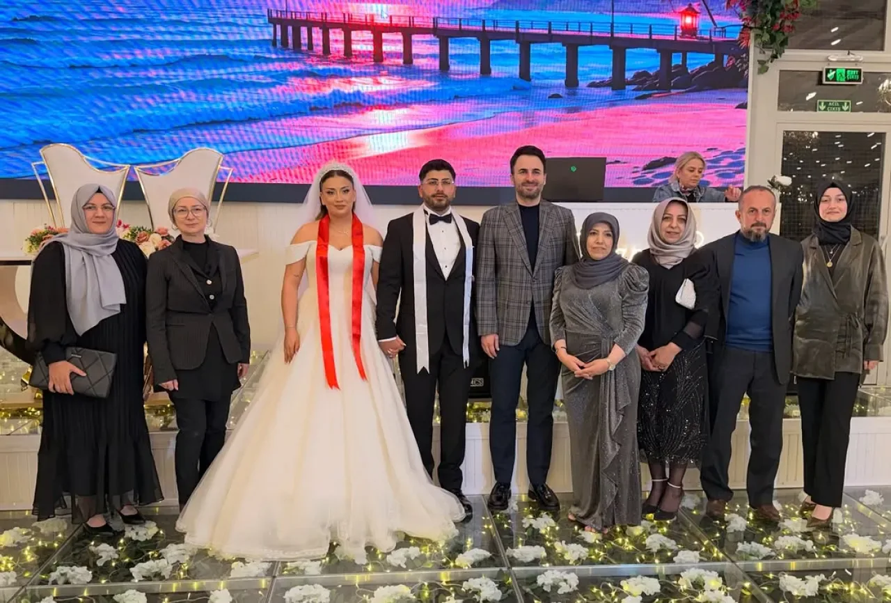 AK Parti Beylikdüzü İlçe Başkanı, Teşkilat Üyesinin Çocuklarının Düğününde Şahitlik Etti AK Parti Beylikdüzü İlçe Başkanı, Teşkilat Üyesinin Çocuklarının Düğününde Şahitlik Etti