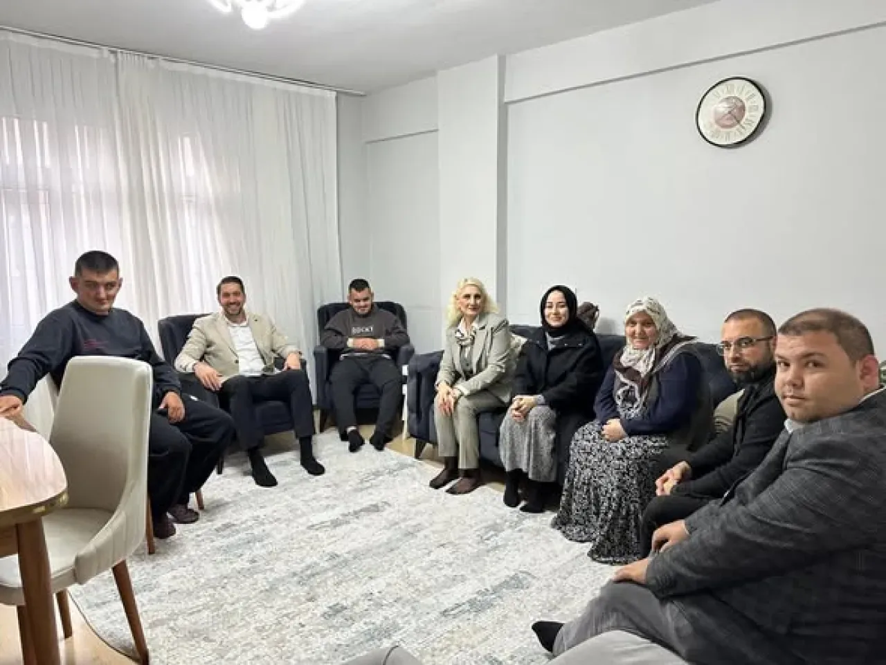 AK Parti Arnavutköy'de Vatandaşlarla Buluştu: Sahada Dinleme Turu AK Parti Arnavutköy'de Vatandaşlarla Buluştu: Sahada Dinleme Turu
