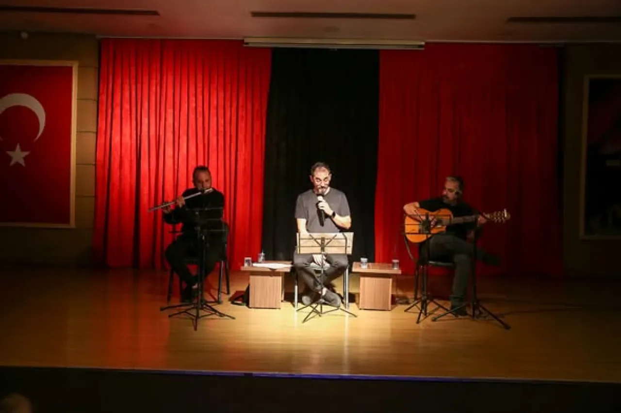 Şiir ve Müzik Dolu Bir Gece Çiğli'de Sanatseverlerle Buluştu Şiir ve Müzik Dolu Bir Gece Çiğli'de Sanatseverlerle Buluştu