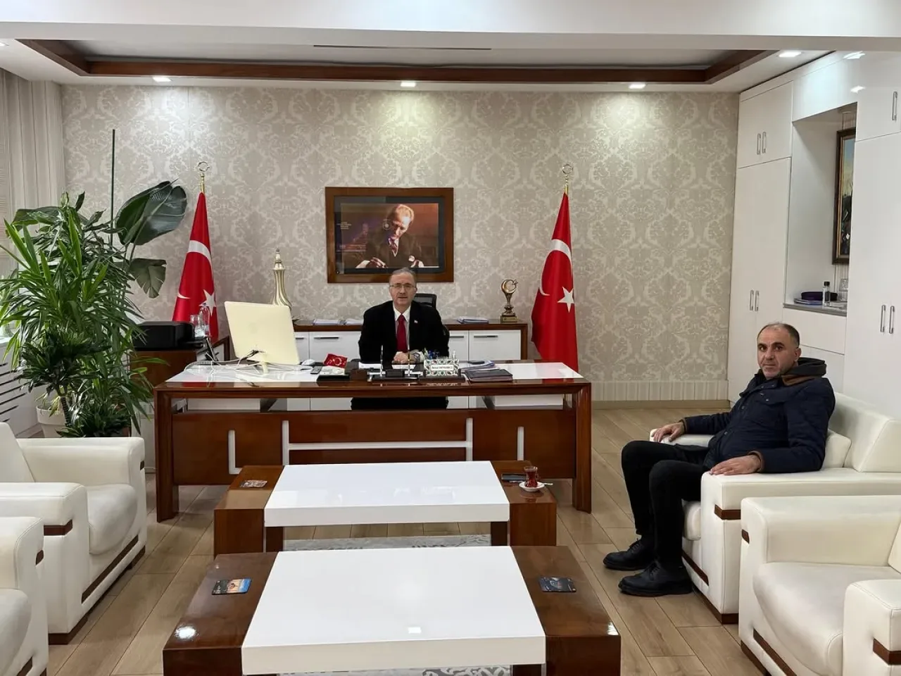 Ataşehir Muhtarlar Derneği Başkanı Kaymakam Bekir Dınkırcı'yı Ziyaret Etti Ataşehir Muhtarlar Derneği Başkanı Kaymakam Bekir Dınkırcı'yı Ziyaret Etti