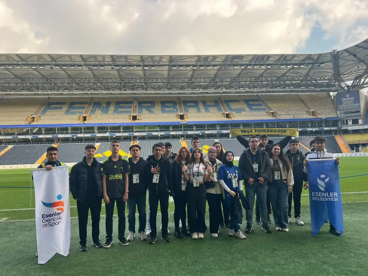 Esenlerli Genç Fenerbahçeliler Kulüplerini Ziyaret Etti Esenlerli Genç Fenerbahçeliler Kulüplerini Ziyaret Etti