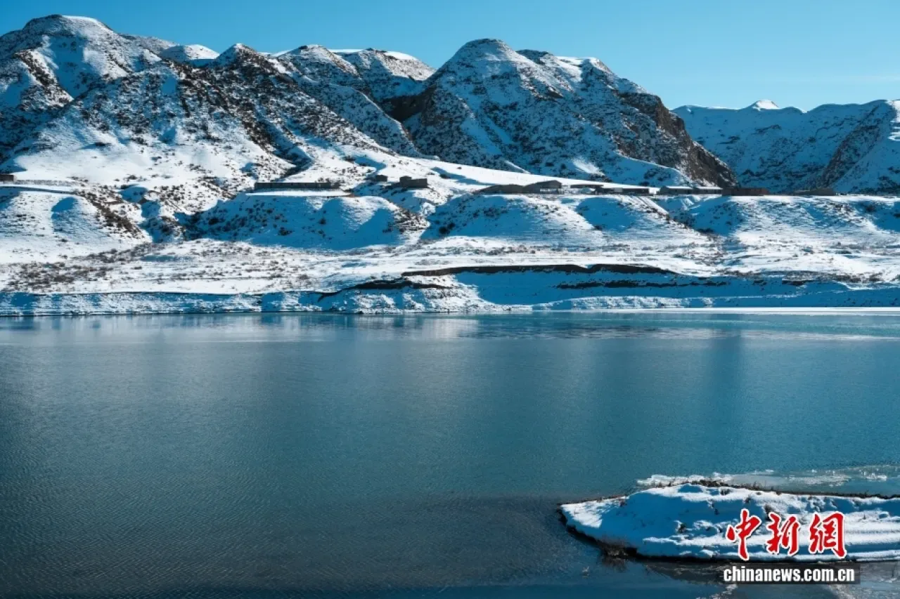 Xinjiang'ın Toutun Nehri Vadisi Karla Kaplandı, Buz Mavisi Görsel Şölen Yaşanıyor Xinjiang'ın Toutun Nehri Vadisi Karla Kaplandı, Buz Mavisi Görsel Şölen Yaşanıyor