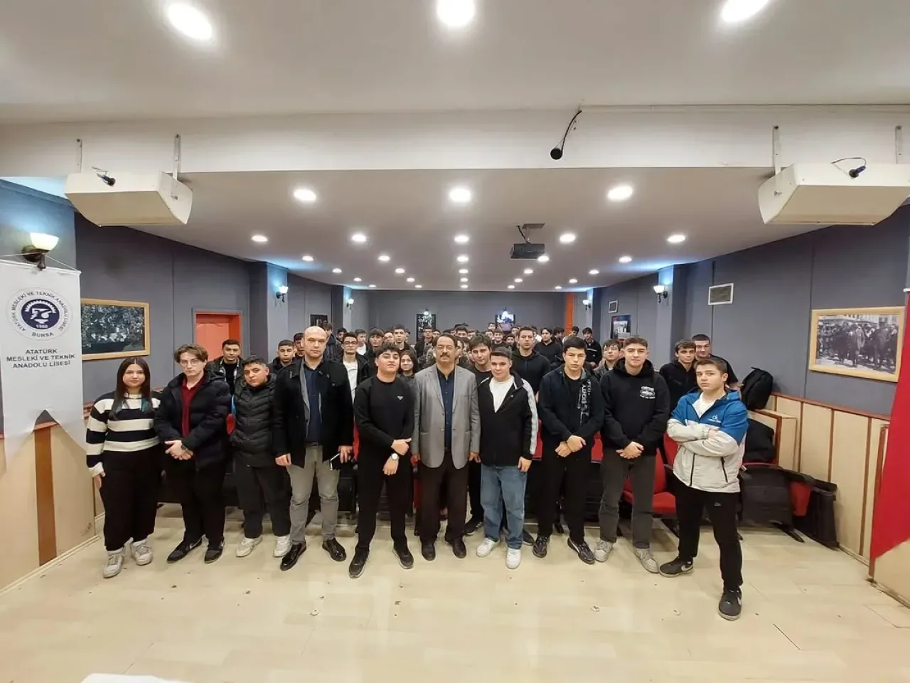 Nilüfer'de Liseli Gençlere Maneviyat Konferansı Nilüfer'de Liseli Gençlere Maneviyat Konferansı