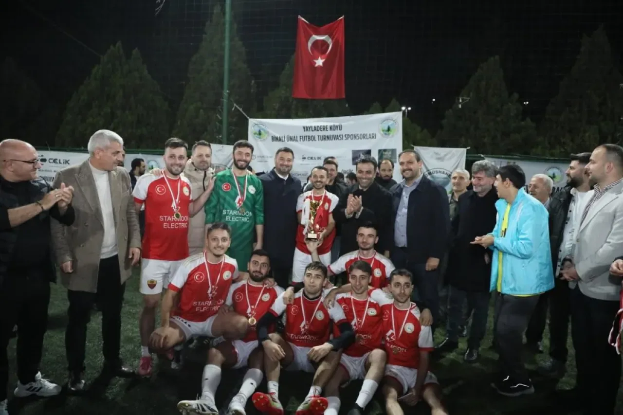 Kağıthane Belediye Başkanı Öztekin, Binali Ünal Futbol Turnuvası Finalinde Sahada Kağıthane Belediye Başkanı Öztekin, Binali Ünal Futbol Turnuvası Finalinde Sahada
