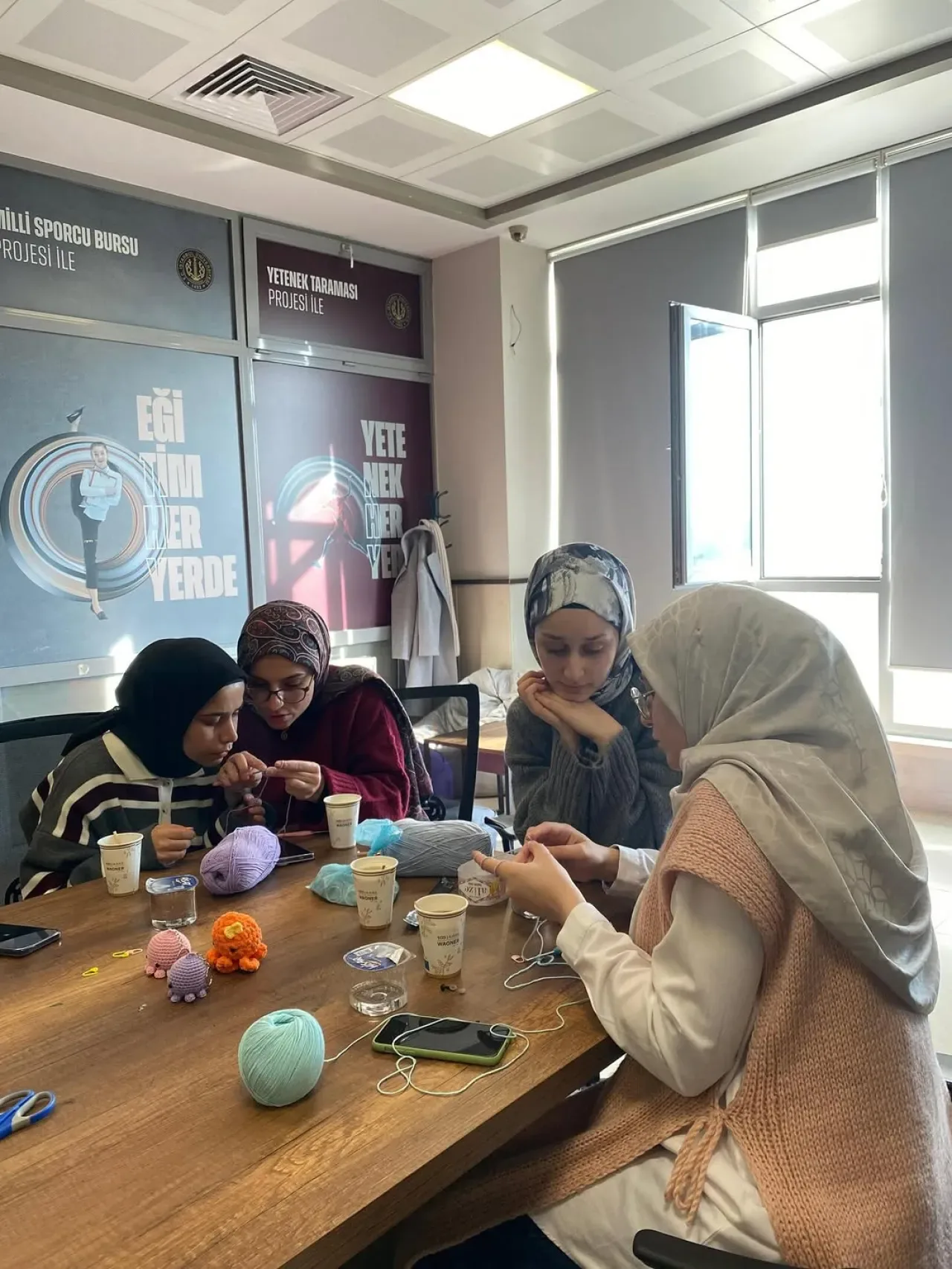 İstanbul Avcılar'da Gönüllü Örgü Atölyesi ile Minik Öğrencilere Sürpriz Hediyeler İstanbul Avcılar'da Gönüllü Örgü Atölyesi ile Minik Öğrencilere Sürpriz Hediyeler