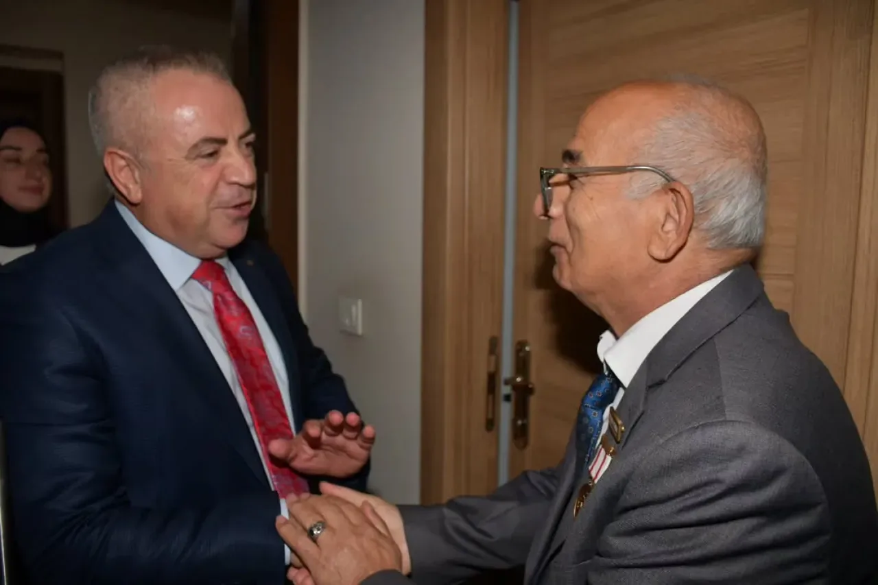 Çekmeköy Kaymakamı, Kıbrıs Gazisi Rıza Hüsnü İnceler'i Evinde Ziyaret Etti Çekmeköy Kaymakamı, Kıbrıs Gazisi Rıza Hüsnü İnceler'i Evinde Ziyaret Etti