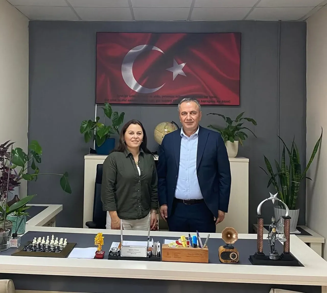 Ali Gökmen, Osmangazi Mahalle Muhtarı Selda Güleç'i Ziyaret Etti Ali Gökmen, Osmangazi Mahalle Muhtarı Selda Güleç'i Ziyaret Etti