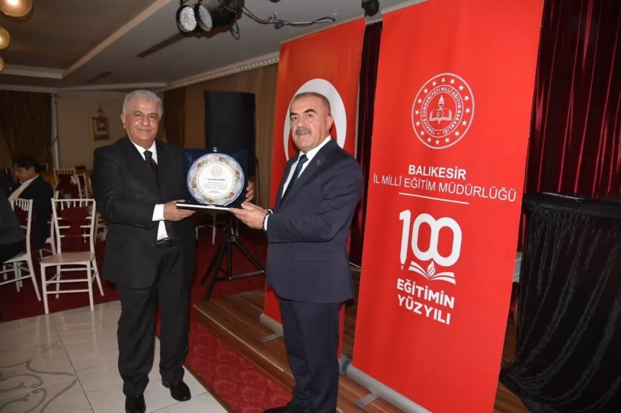 Balıkesir'de Eğitim Camiası Veda Yemeğinde Buluştu Balıkesir'de Eğitim Camiası Veda Yemeğinde Buluştu