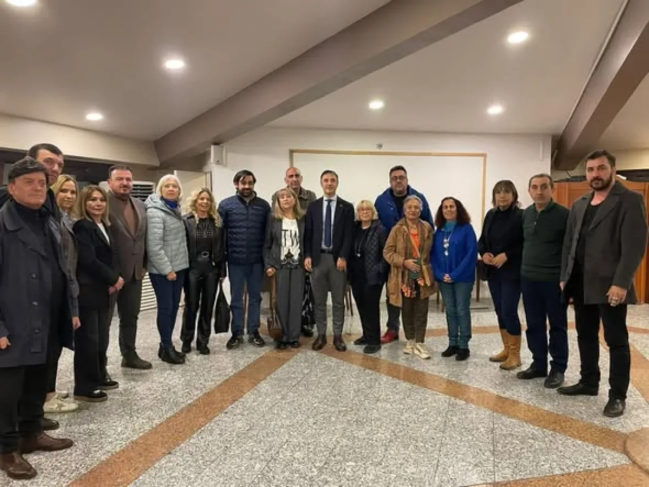 CHP Beşiktaş İlçe Başkanı Mehmet Arslan, Mahalle Komite Üyeleri ile Buluştu CHP Beşiktaş İlçe Başkanı Mehmet Arslan, Mahalle Komite Üyeleri ile Buluştu