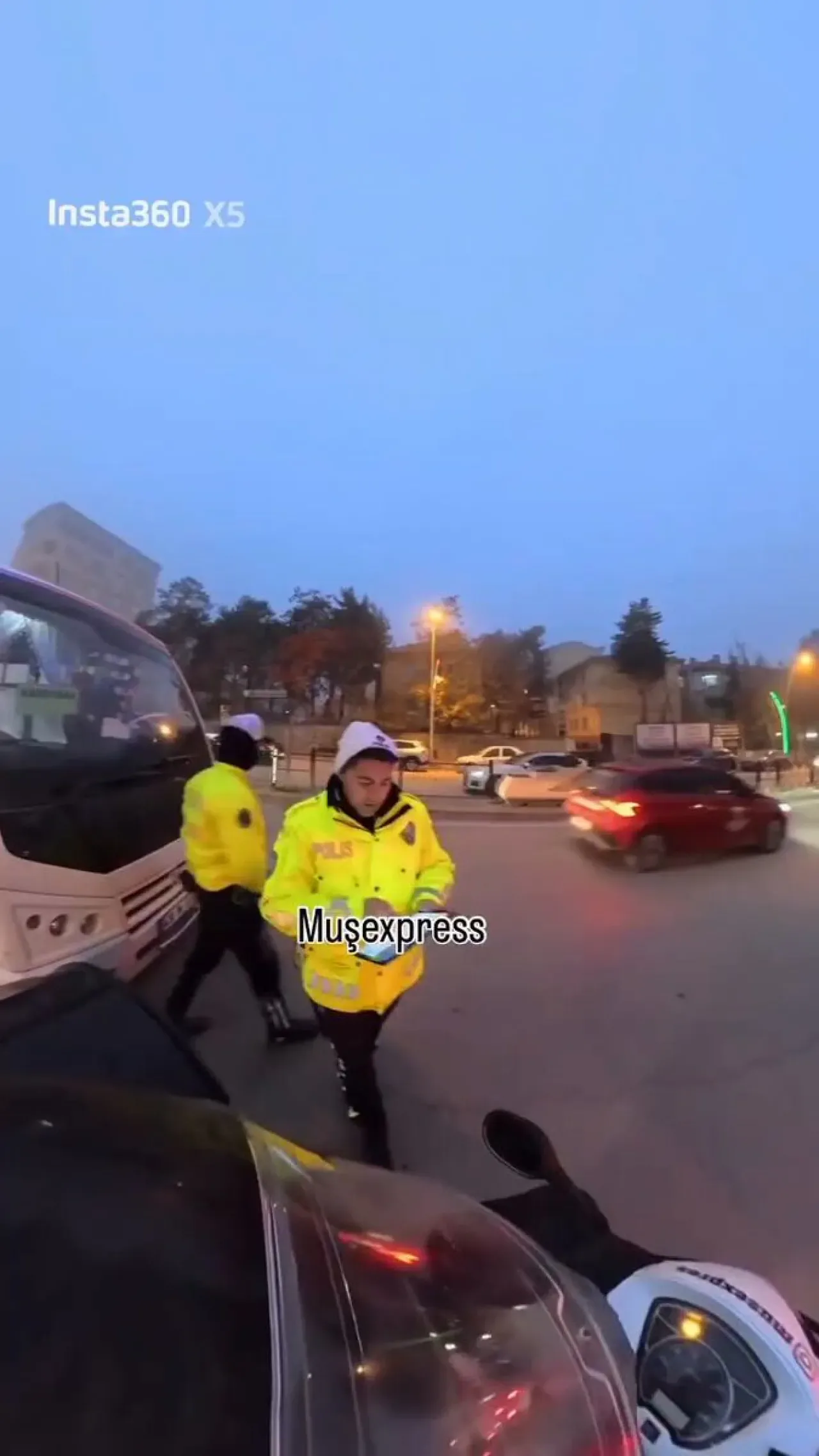Muş'ta Polis Memurundan Kuryeye Eldiven Hediye: "Sen Emekçisin" Muş'ta Polis Memurundan Kuryeye Eldiven Hediye: "Sen Emekçisin"